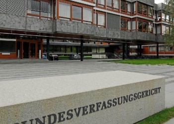Bundesverfassungsgericht schafft faktisch einstweilige Verfügung ohne Anhörung ab 13 Ein großes Gebäude mit einem Schild mit der Aufschrift „Bundesausschuss hebt einstweilige Verfügung ohne Anhörung auf“, faktisch.