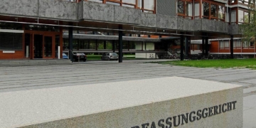 Bundesverfassungsgericht schafft faktisch einstweilige Verfügung ohne Anhörung ab 8 Ein großes Gebäude mit einem Schild mit der Aufschrift „Bundesausschuss hebt einstweilige Verfügung ohne Anhörung auf“, faktisch.