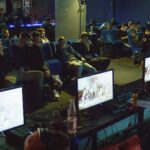 Eine Gruppe von Menschen, die in einem Raum Videospiele spielen.