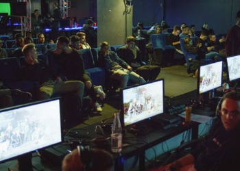 Esport-Events nur mit Spielhallenerlaubnis 19 Eine Gruppe von Menschen, die in einem Raum Videospiele spielen.