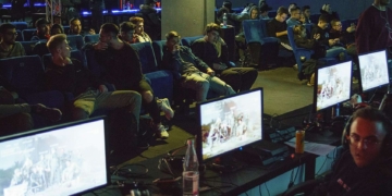 Esport-Events nur mit Spielhallenerlaubnis 6 Eine Gruppe von Menschen, die in einem Raum Videospiele spielen.