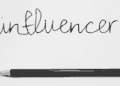 Ein Bleistift im Influencer-Stil.