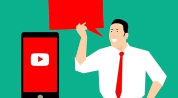 Warum sollten man als Streamer mit einem Rechtsanwalt zusammen arbeiten? 14 Ein Mann hält ein Telefon hoch, auf dem ein YouTube-Video zu sehen ist.