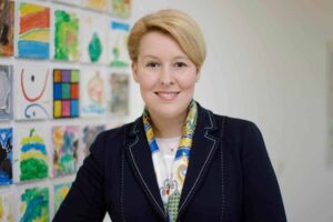 Profile 12 franziska giffey standing