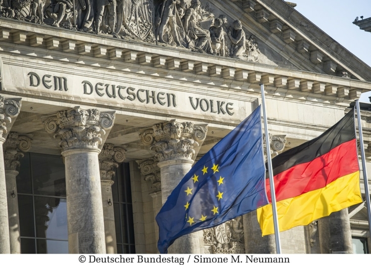 Flaggen wehen vor dem Reichstagsgebäude, Außenansicht Westfront.