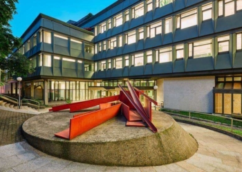 Bezeichnung als "dämliches Stück Hirn-Vakuum" auf Facebook ist rechtswidrige Schmähkritik 5 Bezeichnung als „dämliches Stück Hirn-Vakuum“ auf Facebook ist rechtswidrige Schmähkritik
