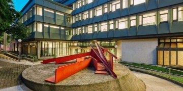 Bezeichnung als "dämliches Stück Hirn-Vakuum" auf Facebook ist rechtswidrige Schmähkritik 7 Bezeichnung als „dämliches Stück Hirn-Vakuum“ auf Facebook ist rechtswidrige Schmähkritik