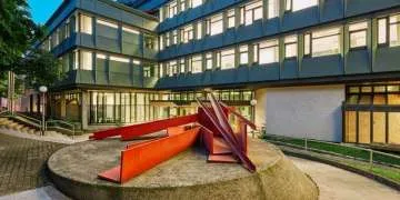 Bezeichnung als "dämliches Stück Hirn-Vakuum" auf Facebook ist rechtswidrige Schmähkritik 8 Bezeichnung als „dämliches Stück Hirn-Vakuum“ auf Facebook ist rechtswidrige Schmähkritik